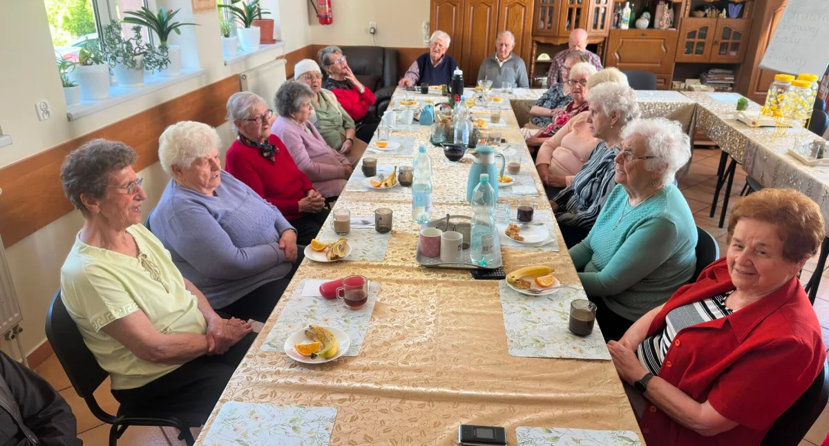 Szczególnie cennym elementem codziennego życia seniorów jest możliwość wspólnego spędzania czasu./Fot. Caritas