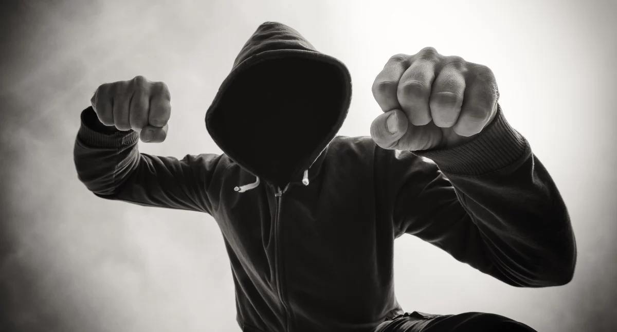 Jak wynika z ustaleń prokuratury, napastnicy dotkliwie pobili 14-latka i dopuścili się agresji wobec reszty dzieci. Na koniec ubliżyli rodzicom pobitego./ FOT. zdjęcie ilustracyjne