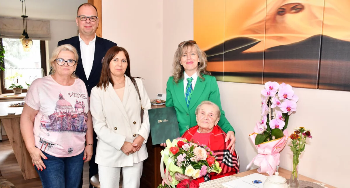  Setne urodziny to wyjątkowy jubileusz, który zdarza się coraz częściej, ale wciąż budzi podziw i szacunek. Każdy stulatek i stulatka, w tym pani Maria Widaj, jest żywą kroniką historii./Fot. Witold Wołczyk/UM Przemyśl