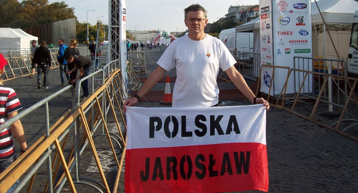 Pod koniec czerwca w Baszni Dolnej odbywał się Roztoczański Festiwal Biegowy. To właśnie podczas tej imprezy biegowej nasz rozmówca przebiegł swój 200 maraton. Pytany o receptę na sukces mówi: „nogi, głowa i serce – to wszystko musi zagrać”. Na zdjęciu pan Krzysztof na maratonie w Budapeszcie, w 2013 r./Fot. archiwum prywatne K. Ryznera