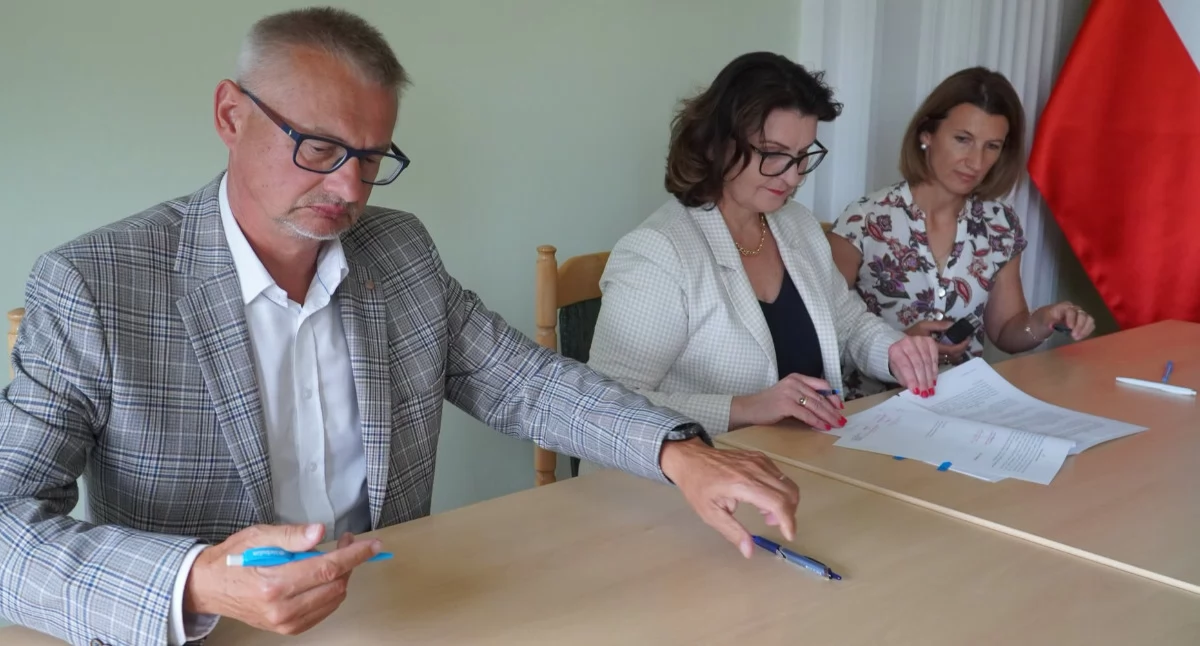 Wsparcie z programu „Aktywni  Seniorzy – ASY” przypieczętowała umowa podpisana 21 lipca przez zastępcę prezydenta miasta Krzysztofa Majchera i zastępcę skarbnika miasta Renatę Zielińską i – w imieniu wojewody – dyrektor Wydziału Polityki Społecznej Podkarpackiego Urzędu Wojewódzkiego Irenę Marszałek-Czekierdę./ PUW Rzeszów