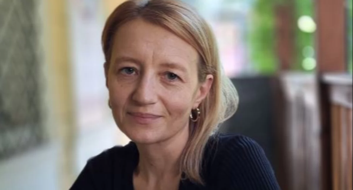 Tamara Ryzner – nauczycielka języka angielskiego związana zawodowo z I LO im. J. Słowackiego w Przemyślu, w którym prowadzi szkolny teatr anglojęzyczny. Koordynuje projekty edukacyjne, reżyseruje spektakle, z pasją i zaangażowaniem rozwija młode talenty aktorskie i językowe. Jest ambasadorką programu English Teaching i Programu Równać Szanse (Fundację Civis Polonus). Współpracuje z Polsko-Amerykańską Fundacją Wolności. W 2023 roku otrzymała Stypendium Twórcze Prezydenta Miasta Przemyśla. Swój wa