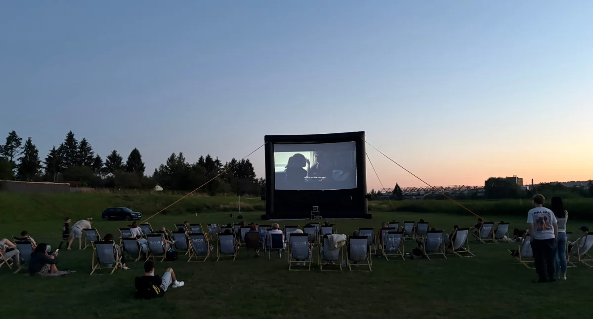 Projekcja filmu o kultowym Jamesie Bondzie „Nie czas umierać” przyciągnęła wielu wielbicieli kina akcji./Fot. Monika Rusinek