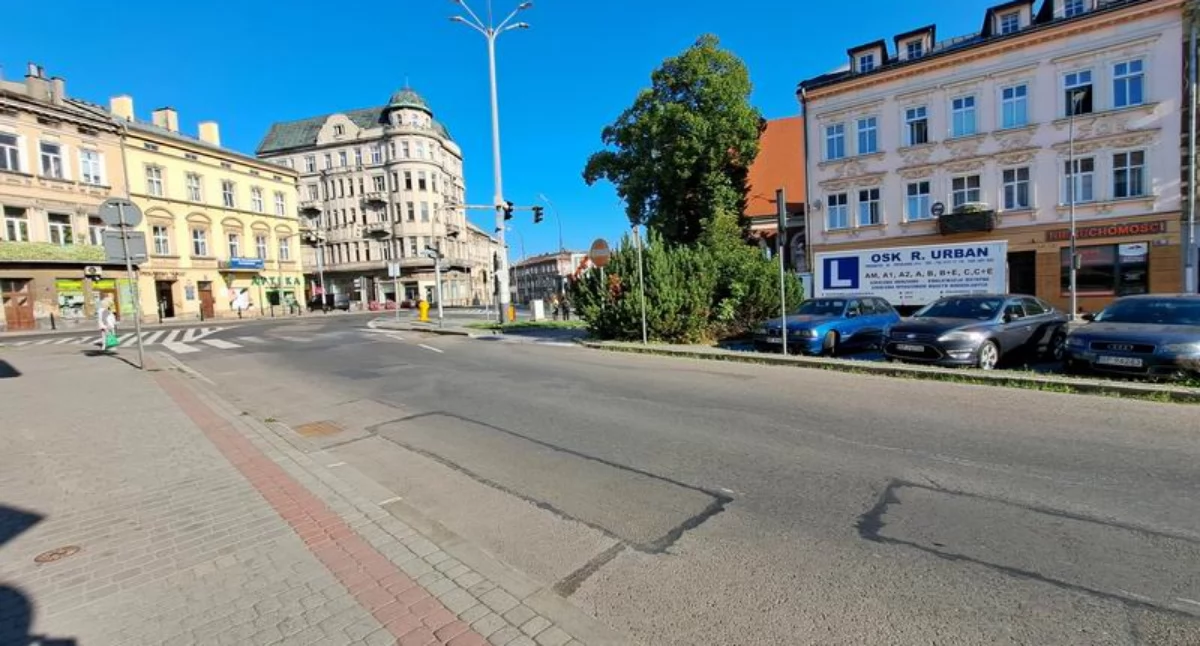 Zgodnie z zapowiedziami miasta, drugi etap prac na ulicy Dworskiego ruszyć ma jeszcze w tym roku. Pozwoli na dokończenie modernizacji nawierzchni i infrastruktury wspomnianej ulicy oraz przebudowanie skrzyżowania przy placu Na Bramie. / FOT. U. Gielo