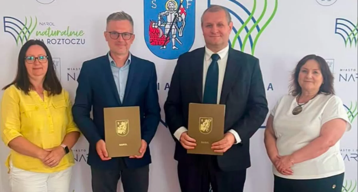 15 lipca włodarz Narola Arkadiusz Mroczek podpisał umowę z wykonawcą inwestycji związanej z oceną posiadanych zasobów wód termalnych i możliwością ich wykorzystania. Będzie to możliwe po wykonaniu otworu badawczego na głębokość blisko 2 metrów./ FOT. UMiG Narol