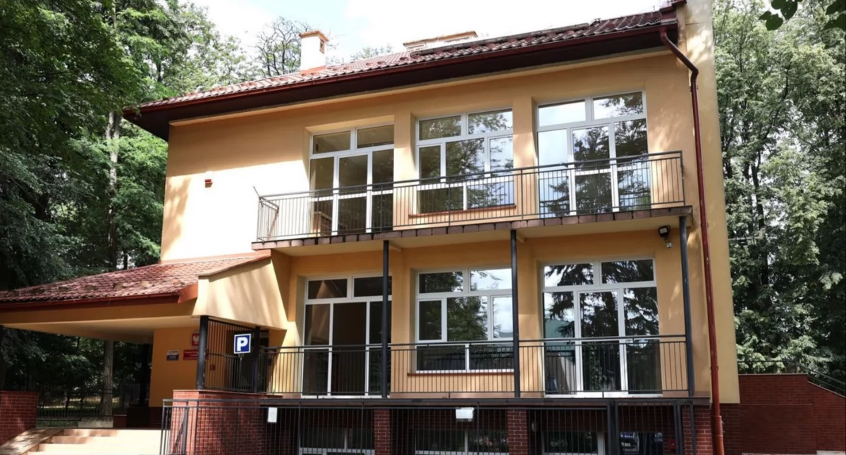 Zgodnie z parafowaną przez burmistrza miasta z wykonawcą umową, prace wewnątrz budynku przedszkola nr 12 potrwają do 30 sierpnia, natomiast te zewnętrzne mają być sfinalizowane wraz z końcem roku. / FOT. UM Jarosław