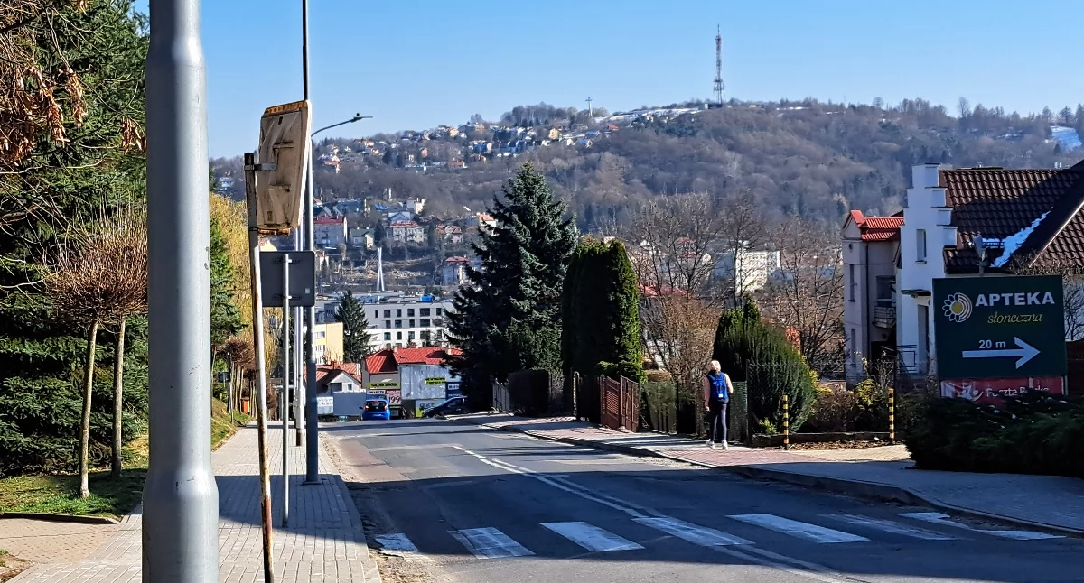 Zainicjowana przez prezydenta miasta dyskusja na temat koncepcji budowy mostu przez rzekę San na wysokości ulicy Rzecznej wraz z łącznikiem do Grunwaldzkiej (biegnącym m.in. przez Glazera) sprawiła, że wróciły obawy mieszkańców osiedli (w tym Salezjańskiego, Warneńczyka czy Kmiecie) o to, iż oznaczać to może powrót do oprotestowanego lata wcześniej rozwiązania drogowego./ FOT. U. Gielo