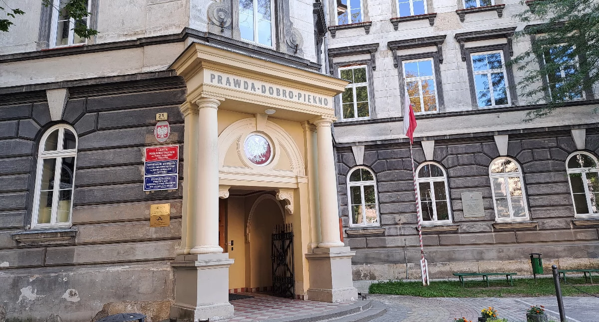 Najpoważniejsze prace remontowe i modernizacyjne budynek przemyskiego „Słowaka” przechodził w latach 1963 – 1985. Upływ czasu zrobił jednak swoje. Pierwszy etap remontu elewacji zakończył się w marcu ubiegłego roku. Ale to, co zostało zrobione do tej pory, tylko w niewielkim stopniu poprawiło wizerunek siedziby placówki./ FOT. U. Gielo