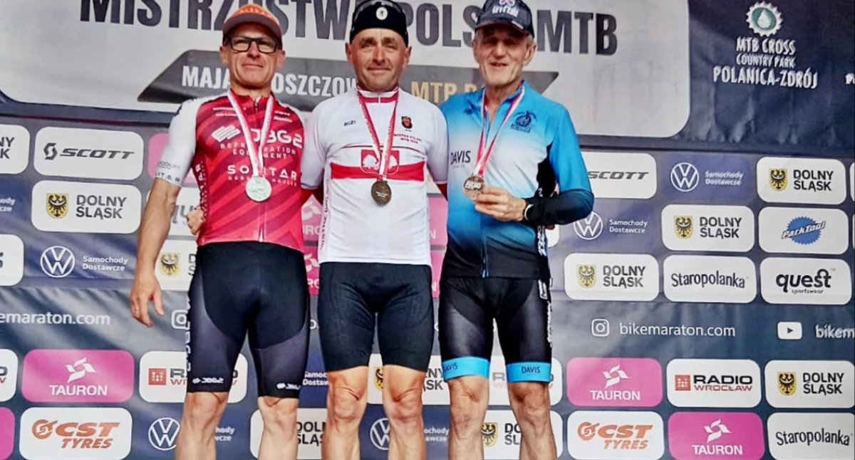 Najwyższy stopień podium to dla Krzysztofa Gierczaka (w środku) bułka z masłem. Ale poprzedza to ogrom pracy na treningach. Fot. zbiory własne