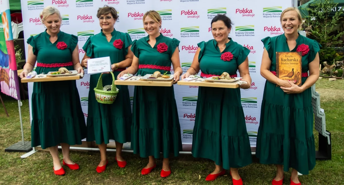 „Bażant z lasu wyjęty, w borowikach zaklęty, w kapuścianym szlafroku i z buraczkiem na oku”, przygotowany przez panie z KGW w Krasiczynie, okazał się strzałem w dziesiątkę i w etapie wojewódzkim konkursu „Polska Smakuje” zapewnił im 3. miejsce./ FOT. KGW w Krasiczynie