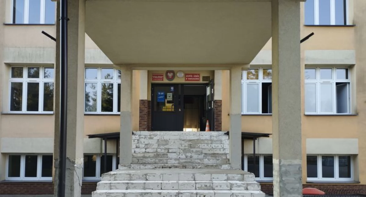  Priorytetem jest wykonanie jak największej liczby prac przed rozpoczęciem nowego roku szkolnego. Pozwala to nie tylko uniknąć utrudnień dla uczniów i nauczycieli, ale także zapewnić sprawny start zajęć./Fot. UG Pawłosiów