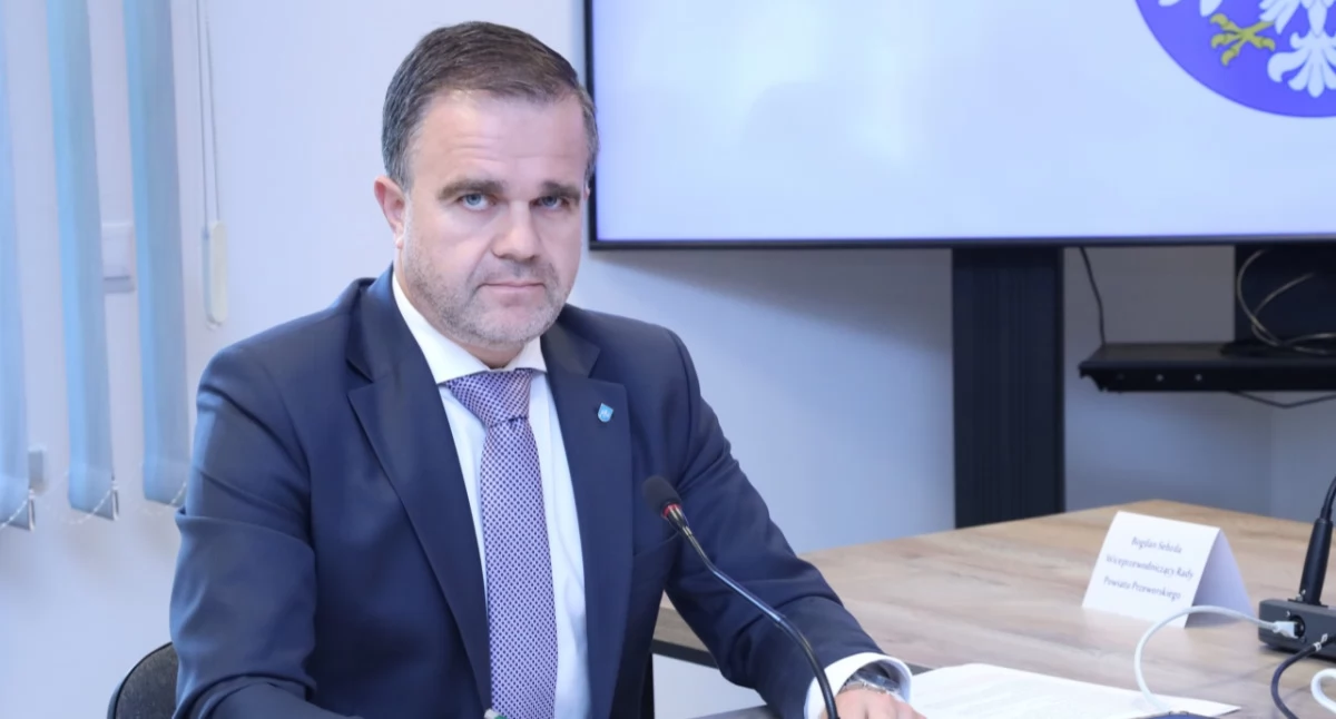Na sesji radni „zaklepali” dodatkowe pieniądze dla szpitala w Przeworsku na modernizację tlenowni. Chodzi o kwotę 100 tys. zł. Dodatkowo zabezpieczono też fundusze na adaptację lokalu oraz zakup sprzętu i wyposażenia do gabinetu rehabilitacji w Wylewie w gminie Sieniawa, w którym usługi świadczyć będzie szpital. – Ta decyzja pokazuje, że nam najbardziej zależy na tej jednostce – podkreślił na sesji starosta przeworski Dariusz Łapa./ FOT. Starostwo Powiatowe w Przeworsku
