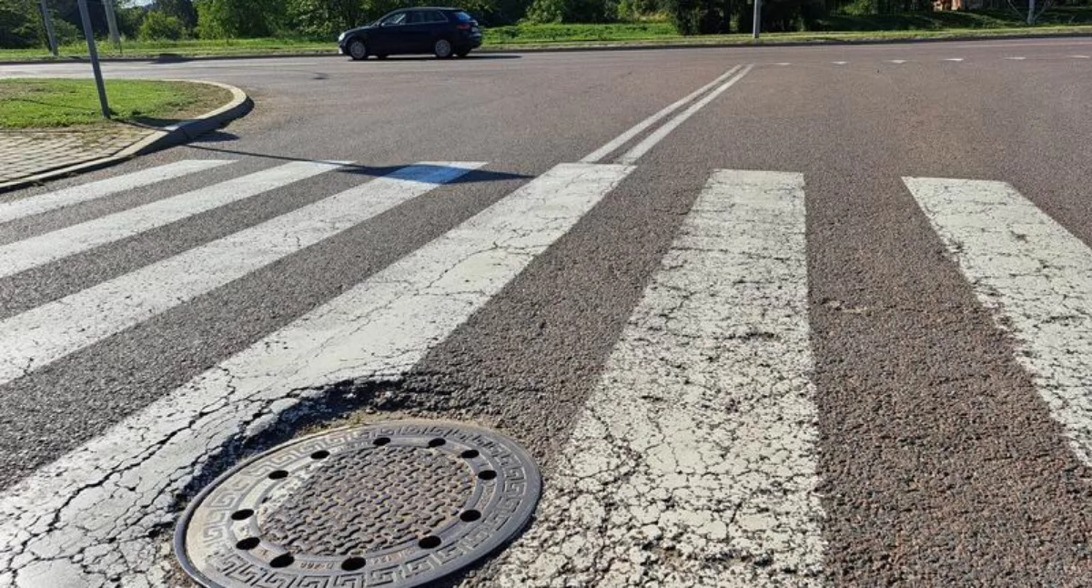 Wystające ponad asfalt albo głęboko w nim zapadnięte studzienki są codzienną zmorą  kierowców poruszających po przemyskich drogach. Miasto dostrzegło problem i znalazło fundusze na konieczne naprawy i regulacje. Prace mają być prowadzone w III/IV kwartale tego roku./ FOT. U. Gielo