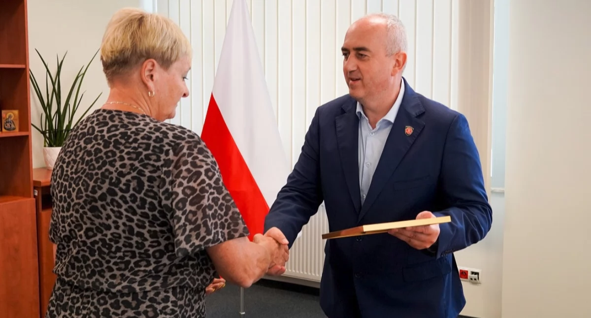 Wyróżnienie z rąk zastępcy dyrektora Izby Administracji Skarbowej w Rzeszowie Piotra Baumana odebrała naczelnik Urzędu Skarbowego w Lubaczowie Danuta Kojder./ FOT. KAS Rzeszów
