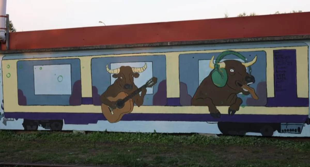 Kolorowy mural, przedstawiający dynowską lokomotywę z wagonami, w których zasiadają uczłowieczone byki (jako swego rodzaju nawiązanie do herbu Dynowa) powstał w dwa dni na murze oddzielającym torowisko od sąsiadującej z nim firmy./ FOT. Sz. Kocaj