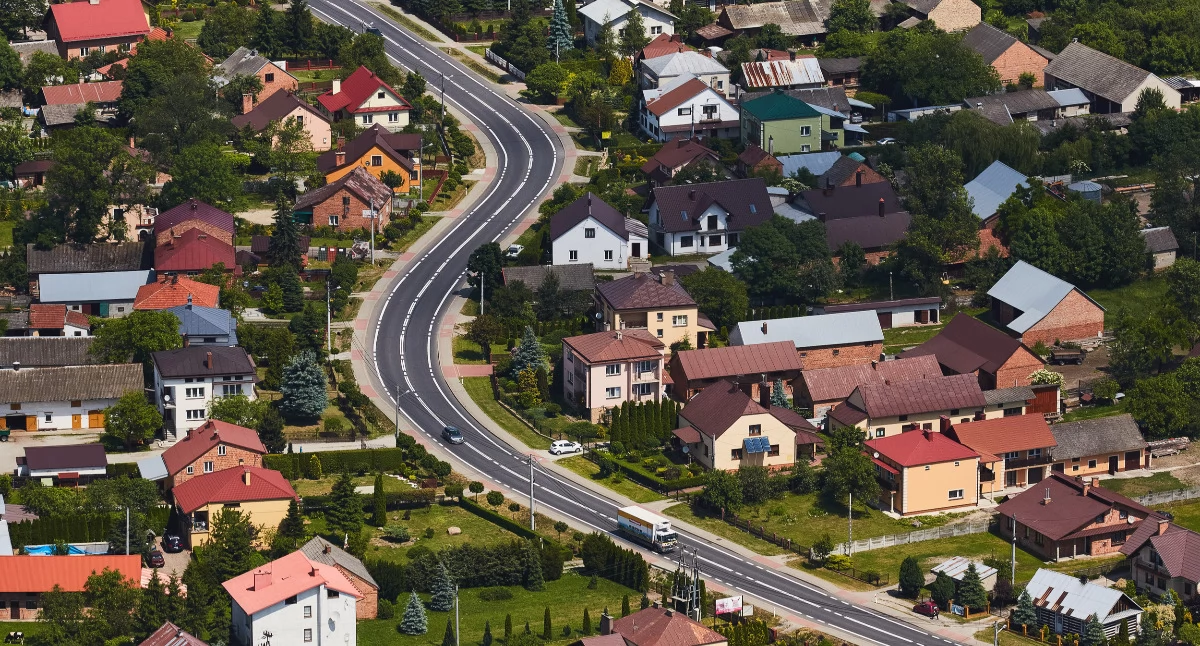 Warianty W2 i W4 to warianty alternatywne. Oznacza to, że nie zostały one pominięte i będą uwzględniane w analizie porównawczej prowadzonej w ramach oceny oddziaływania przedsięwzięcia na środowisko. Może się zdarzyć, i oby do tego doszło, że nie będzie konieczności wyburzeń domów w gminie Żurawica. Fot. GDDKiA