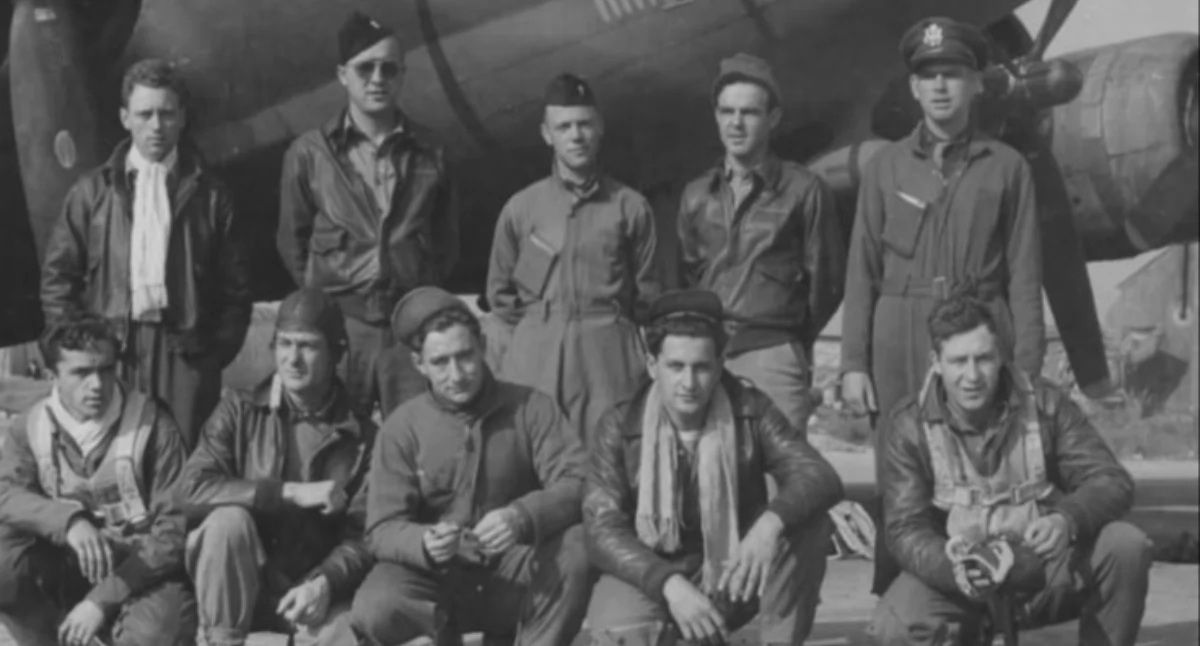 Skład bombowca B 17, nazwanego przez porucznika Stanisława Kusego, drugiego pilota, Latającą Jenny. 10 członków. Stanisław Kusy drugi od prawej w rzędzie stojących. 