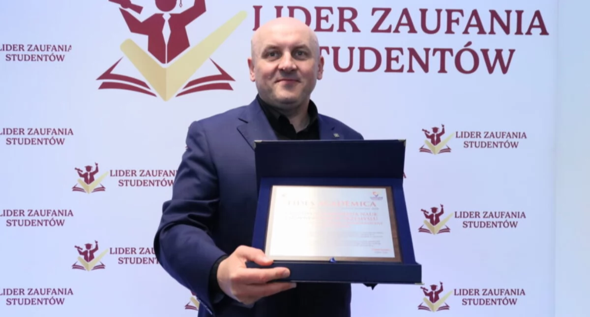 Nagrody odebrał dra Paweł Łabuz, Dziekan Wydziału Nauk Społecznych, Humanistycznych i Ochrony Zdrowia.