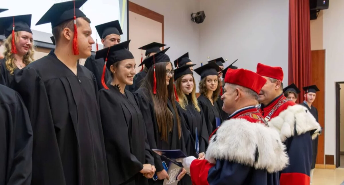 Wręczenie dyplomów przez uczelniane władze.