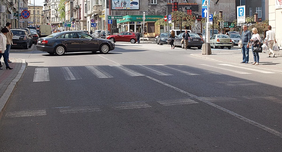 Obecnie oznakowanie poziome na przemyskich ulicach to obecnie obraz nędzy i rozpaczy. W większości miejsc jest ledwo lub wcale widoczne. Niebawem to się na szczęście zmieni. Fot. Mariusz Godos