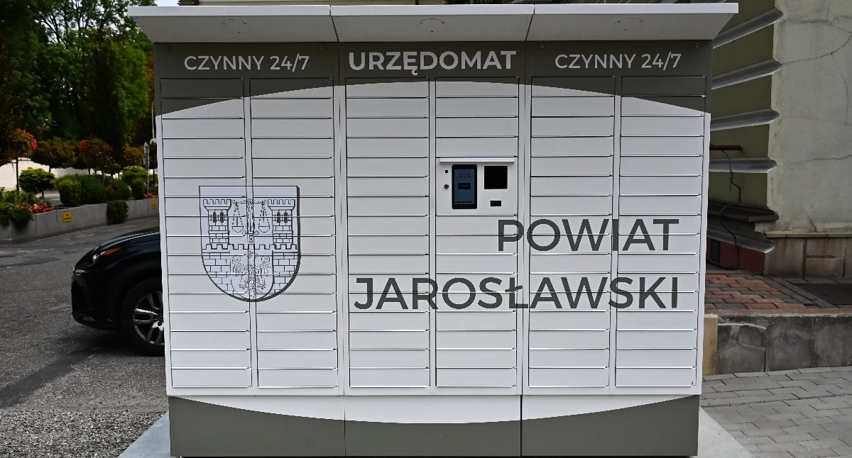 Przed Starostwem Powiatowym w Jarosławiu stanął urzędomat – punkt odbioru dokumentów, z którego można korzystać 24 godziny na dobę, 7 dni w tygodniu. Fot. Patrycja Strawa-Buryło/Starostwo Powiatowe w Jarosławiu