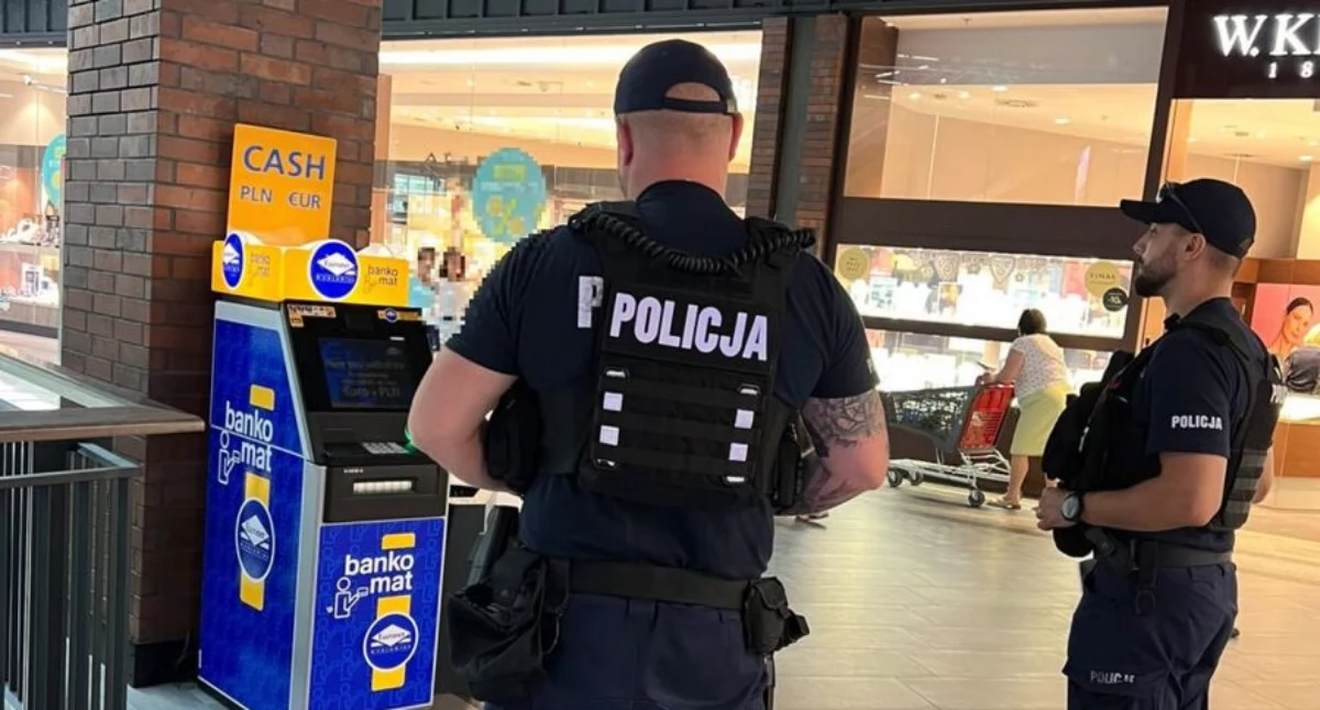 Telefon na komendę, wykonany przez osobę, która zauważyła nietypową sytuację, uruchomił lawinę późniejszych zdarzeń. Mundurowym udało się sprawnie dotrzeć do dokonującej wypłaty./ FOT. KPP w Jarosławiu