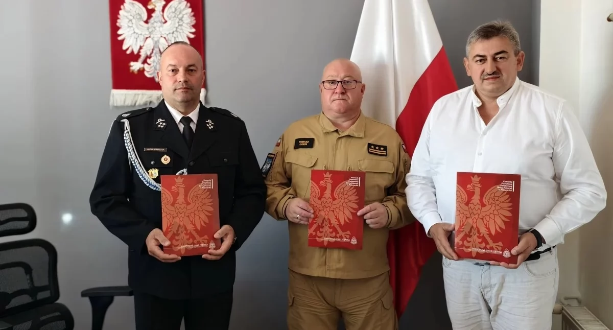 Obecność strażaków ochotników z Rączyny w strukturach KSRG przełoży się na większe bezpieczeństwo lokalnej społeczności. Porozumienie w tej sprawie podpisali komendant powiatowy Państwowej Straży Pożarnej w Przeworsku st. bryg. Tomasz Dzień, burmistrz Miasta i Gminy Kańczuga Andrzej Żygadło oraz prezes OSP Rączyna – druh Jacek Kapelan./ FOT. UMiG Kańczuga