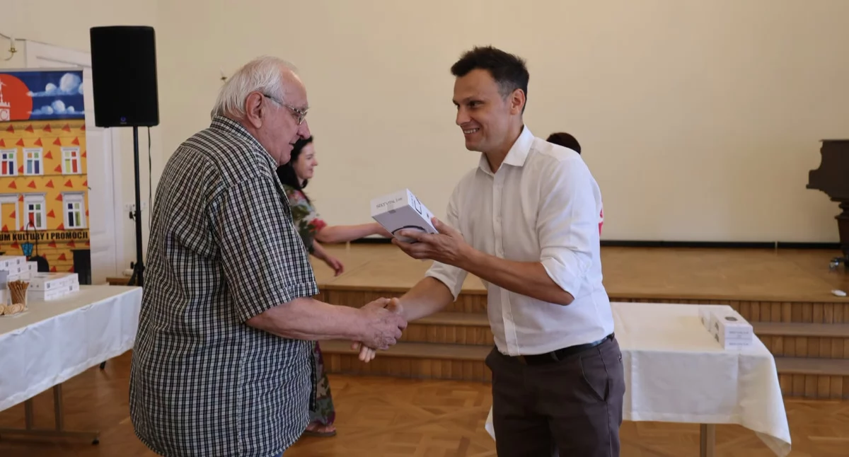 Na ręce seniorów objętych wsparciem opaski bezpieczeństwa przekazał osobiście burmistrz Marcin Nazarewicz, życząc, aby korzystanie z nich ograniczało się jedynie do sytuacji incydentalnych i naprawdę wyjątkowych. / FOT. UM Jarosław