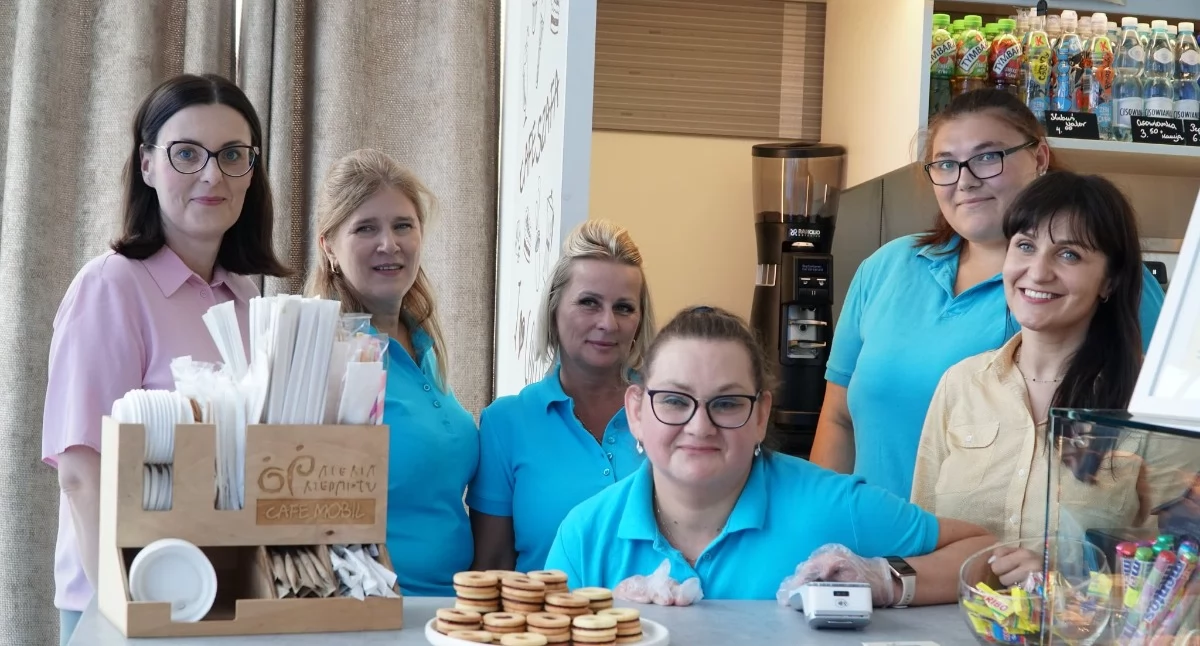 Społeczna kawiarenka otwarta w jarosławskim szpitalu łączy funkcję klasycznej kawiarni z ważną misją aktywizacji zawodowej osób z niepełnosprawnościami. Warto tam zajrzeć na pyszne desery, kanapki, aromatyczną kawę czy domowy obiad./ FOT. D. Senderek