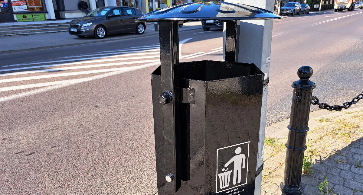 Nowe pojemniki na śmieci w czarnym kolorze stopniowo zastępować będą wysłużone już pomarańczowe./ FOT. U. Gielo