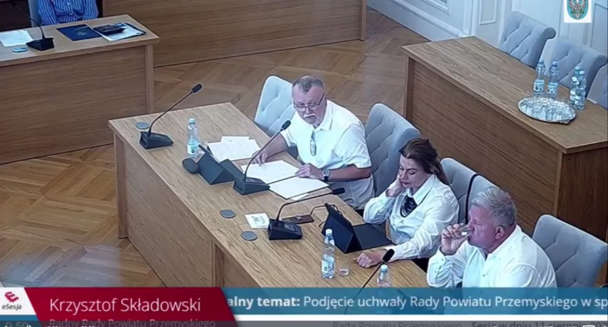 – Wśród mieszkańców jest duże rozczarowanie i rozgoryczenie – mówił radny Krzysztof Składowski, zaznaczając, że w preferowanym wariancie przebiegu obwodnicy brakuje rozwiązania problemów komunikacyjnych na terenie gmin Orły i Żurawica. / FOT. kadr z sesji