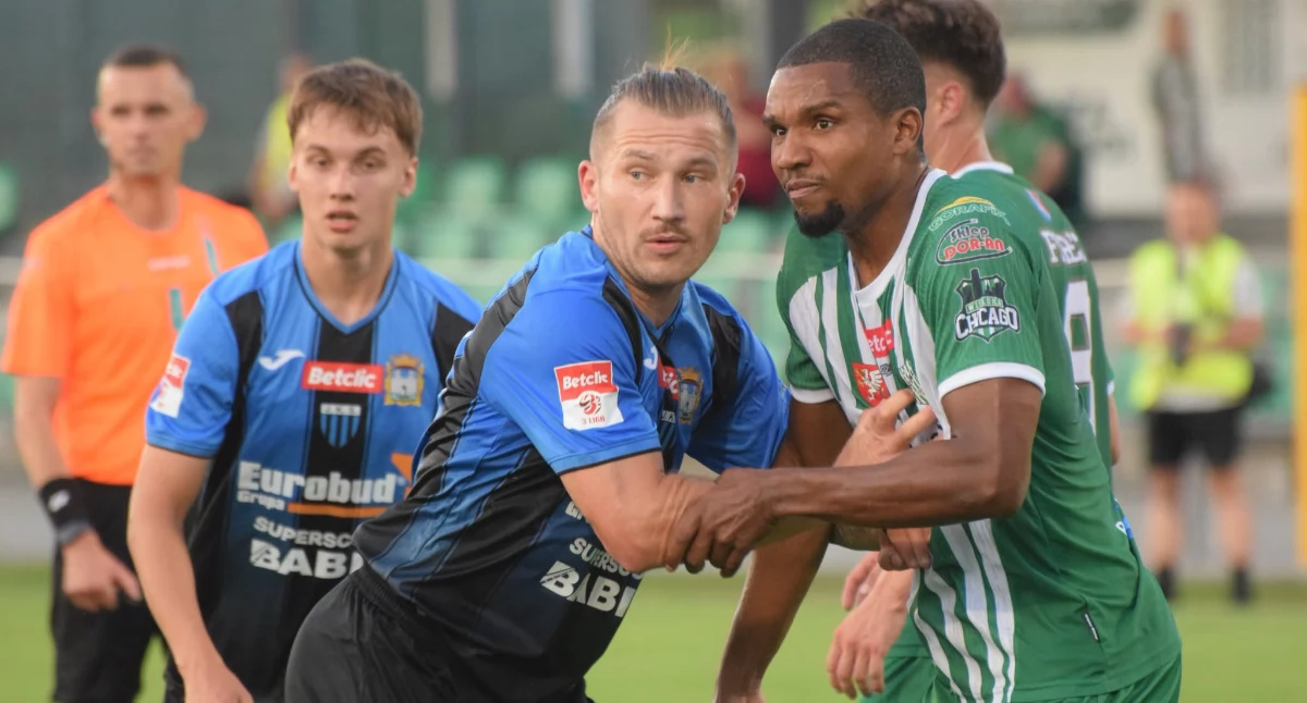 Mateusz Podstolak (na pierwszym planie w niebiesko-czarnej koszulce) ładnym strzałem zrzutu wolnego doprowadził w Tarnorzegu do remisu. Fot. Dominik Budzowski