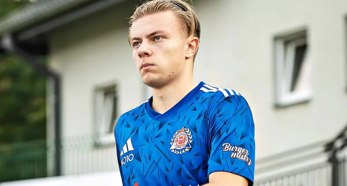 W Polonii Przemyśl jest taka posucha w napadzie, że w meczu z Legionem na tej pozycji musiał zagrać... defensywny pomocnik Michał Łazor. Fot. Konrad Kwolek