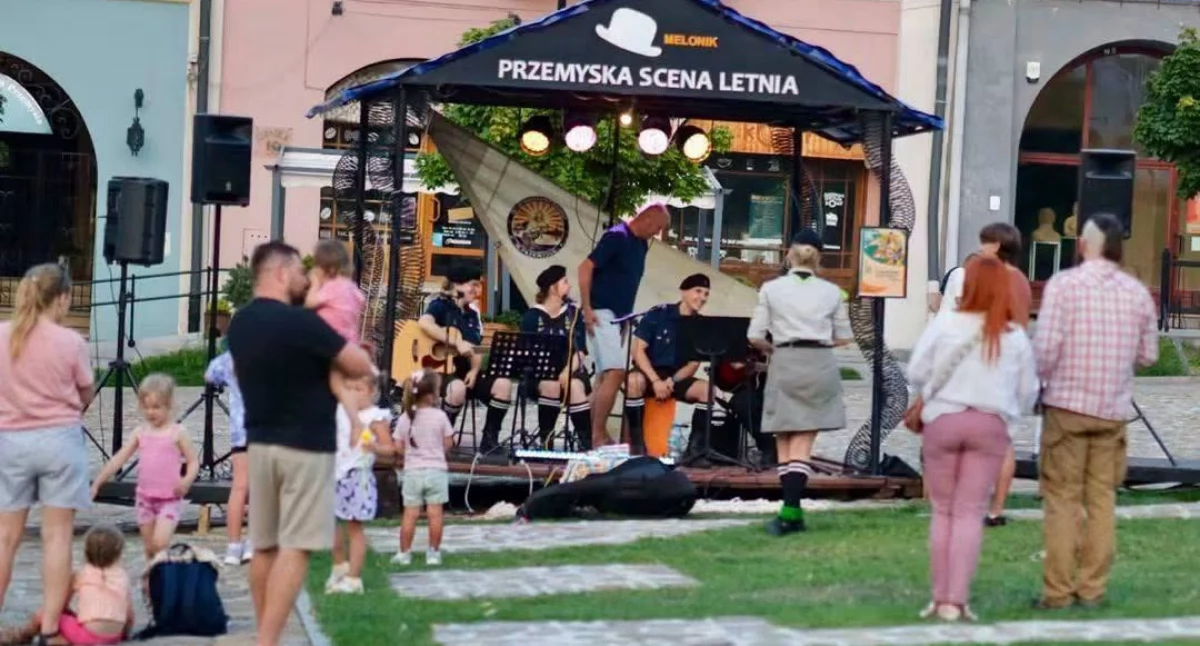Zdaniem przewodniczący Rady Miejskiej w Przemyślu Marcina Kowalskiego, koncerty m.in. w ramach Sceny Letniej w kulturalnym sercu miasta, czyli Rynku, której organizatorem jest Przemyski Klub „Melonik”, także wywołują niezadowolenie, marudzenie i hejt ze strony niektórych mieszkańców. Fot. zbiory własne