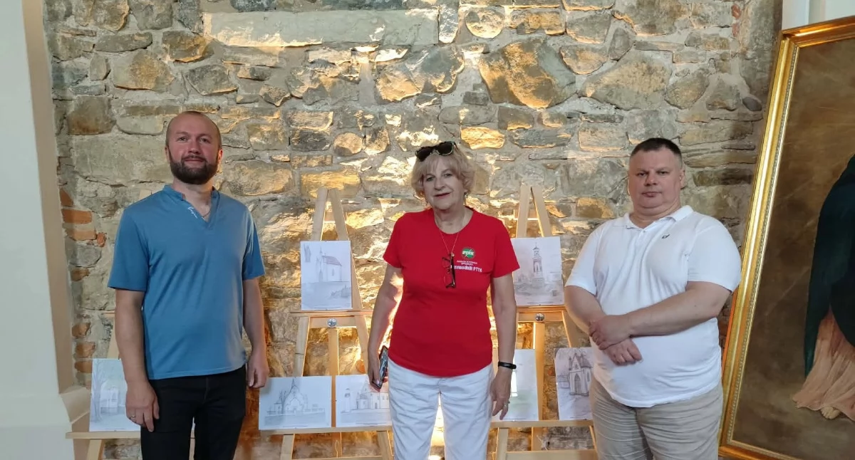 30 czerwca br., odbyła się uroczystość związana z zakończeniem prac konserwatorskich i ponownym otwarciem zabytkowej cerkwi w Kańczudze. Aby uświetnić to wydarzenie, radny Rady Miejskiej w Kańczudze Mirosław Hajnosz (z prawej) wydał okolicznościową kolekcjonerską widokówkę w nakładzie tysiąca sztuk. Fot. zbiory własne