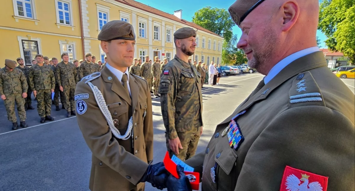 Podczas uroczystości wręczono wyróżnienia oraz akty mianowania na wyższe stopnie wojskowe. Fot. 20. Przemyska BOP