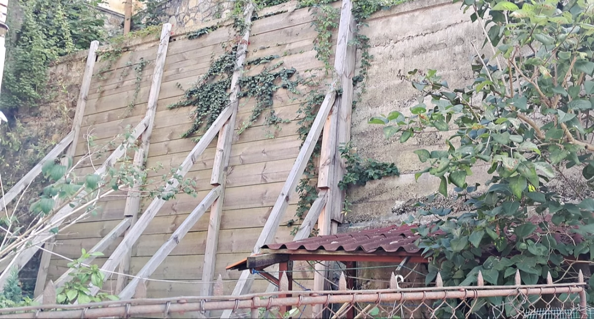 Mur nie jest widoczny od strony ulicy Chopina. Znajduje się na podwórzu jednej z kamienic, a można go dojrzeć z ulicy Matejki. Trzyma się na razie na drewnianych podporach. Fot. Mariusz Godos