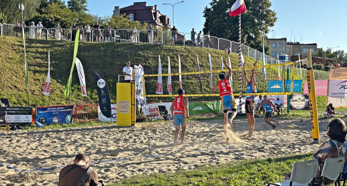 Nadsańskie boiska do siatkówki plażowej w Przemyślu przez dwa dni były areną jubileuszowych X Mistrzostw Polski Służb Mundurowych. Emocji nie brakowało. Nasza redakcja była jednym z patronów medialnych tego bardzo udanego przedsięwzięcia. Fot. Sebastian Domagalski