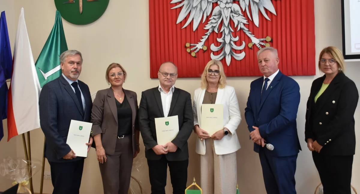 Na sesji wójt gminy Medyka w imieniu całej lokalnej społeczności złożyła ustępującym z funkcji dyrektorom szkół serdeczne podziękowania za wszystko, co zrobili dla placówek i ich podopiecznych./ FOT. UG Medyka