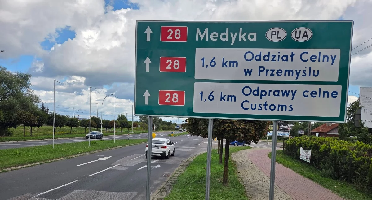 Przy ulicy Lwowskiej pojawiły się wreszcie drogowe tablice informacyjne wskazujące kierowcom ciężkich samochodów kierunek trasy do obecnej lokalizacji oddziału celnego w Krównikach. Choć budynek odpraw funkcjonuje w niej od jesieni 2023 r., tiry wciąż wybierały dojazd drogą wiodącą obok Osiedla „Za Wiarem”./ FOT. FB Zarząd Osiedla Za Wiarem