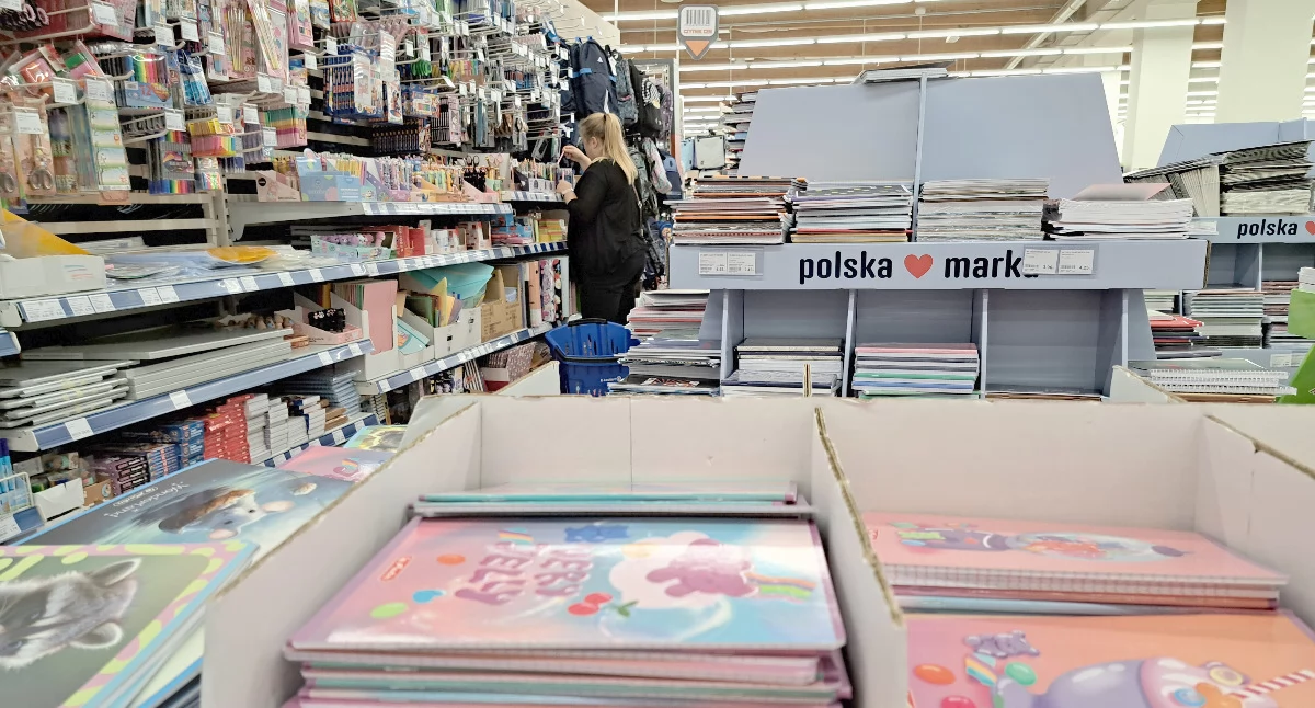 Wielu rodziców poluje na promocje cenowe, porównuje ceny artykułów szkolnych w różnych sklepach, łączy zakupy stacjonarne z tymi w internecie i w ten sposób tnie wydatki. / FOT. U. Gielo