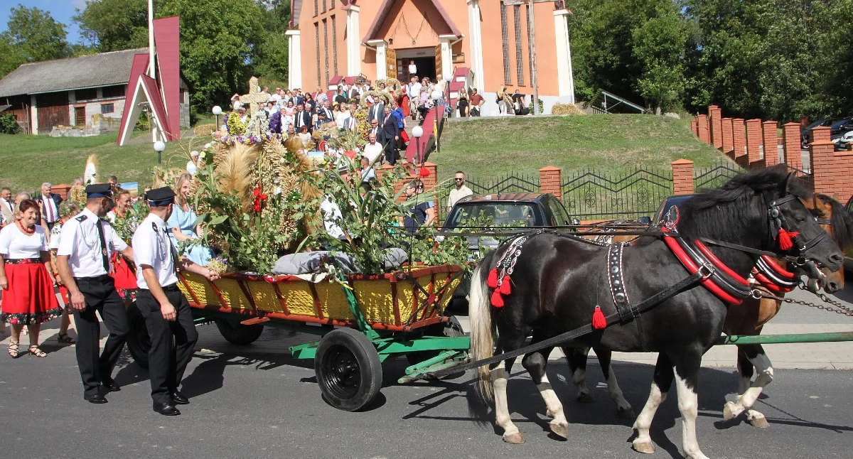 Uroczysty korowód dożynkowy prowadzący mieszkańców i gości na plac celebry./Fot. zbiory własne