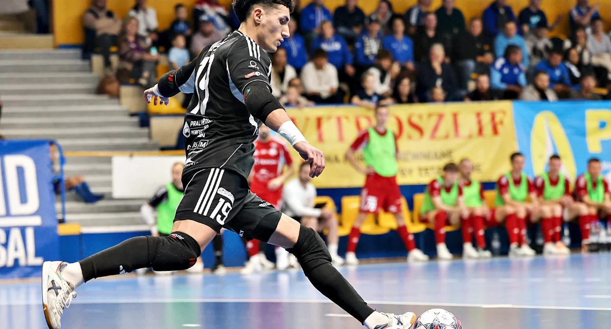 Krzysztof Iwanek jest już w znakomitej formie! W Sierakowicach popisał się kilkoma fantastycznymi interwencjami. Fot. Tomasz Stefanik Foto