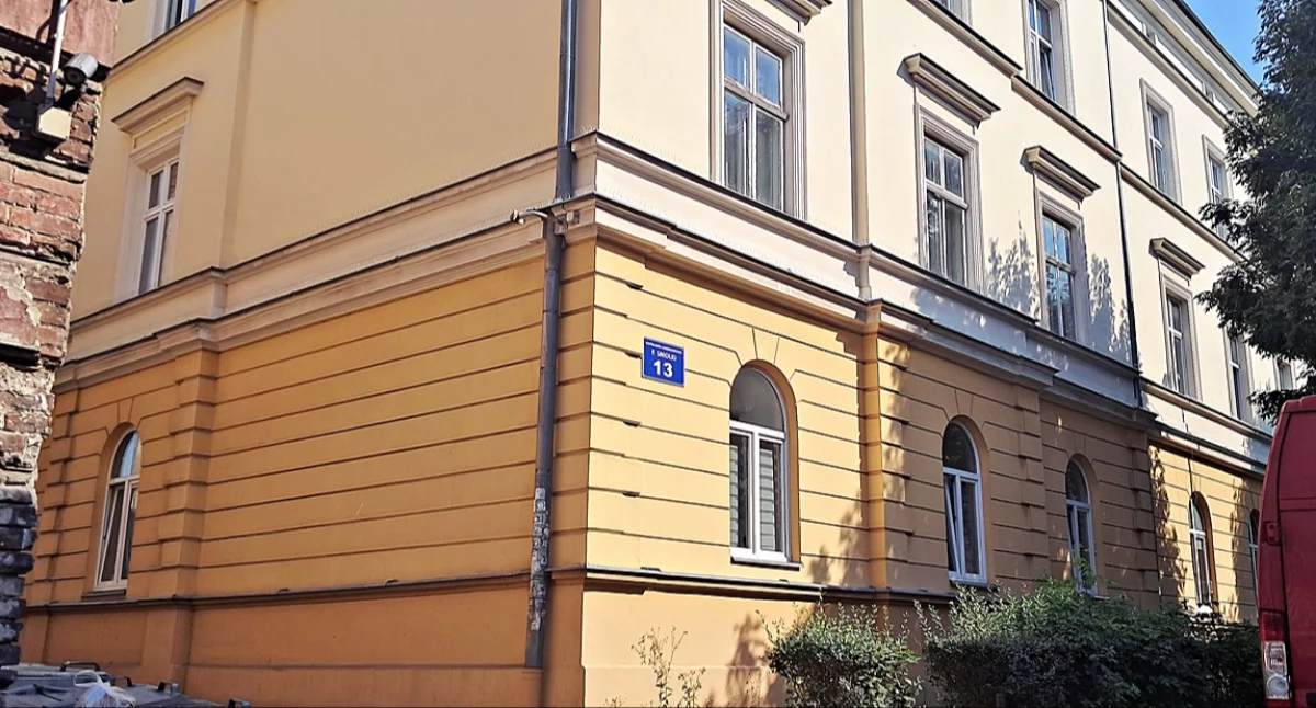 Kamienica przy ul. Smolki 13 zawiadywana jest przez wspólnotę mieszkaniową. Jako jedna z nielicznych na tej ulicy została wyremontowana i prezentuje się bardzo ładnie. To w niej znajduje się lokal, który zostanie przeznaczony dla repatriantów. Fot. Mariusz Godos