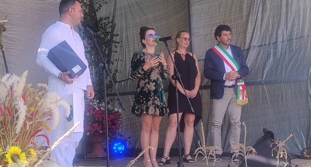 Na święcie plonów obecna była delegacja z Włoch. Grupie przewodzili burmistrz gminy Ferrere Silvio Maria Tealdi i były burmistrz miasta Asti oraz były eurodeputowany Luigi Andrea Florio. Fot. UG Fredropol
