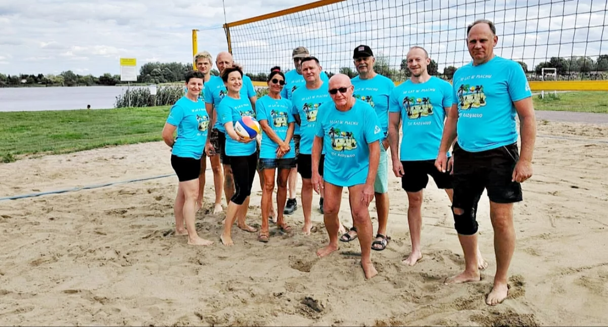 Boisko do siatkówki plażowej przetrwało na ZEK-u w Radymnie 30 lat i grają na nim pokolenia rodziców i dzieci. Fot. zbiory własne