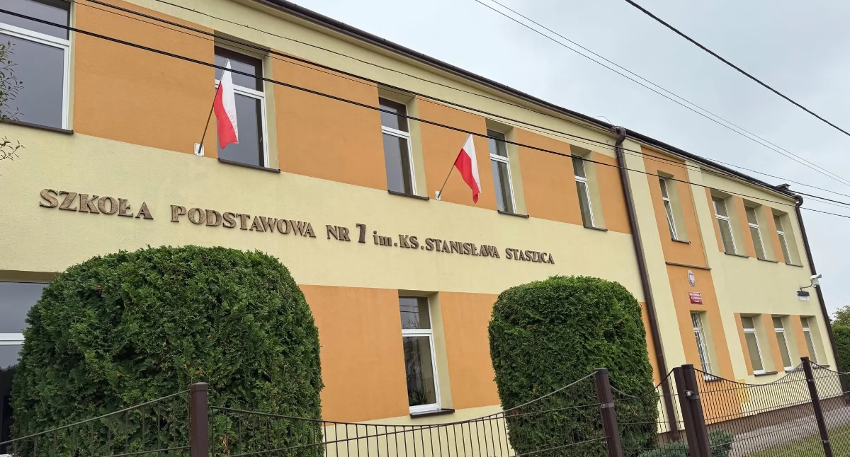 Na ten moment uczniowie Szkoły Podstawowej nr 7 w Jarosławiu czekali od dawna. Przy placówce powstanie nowoczesny orlik z zapleczem sanitarno-szatniowym za ponad 2 mln zł. Władze miasta podpisały już umowę z wykonawcą prac – Firmą Handlową „Solo” z Przeworska./ FOT. SP7 w Jarosławiu