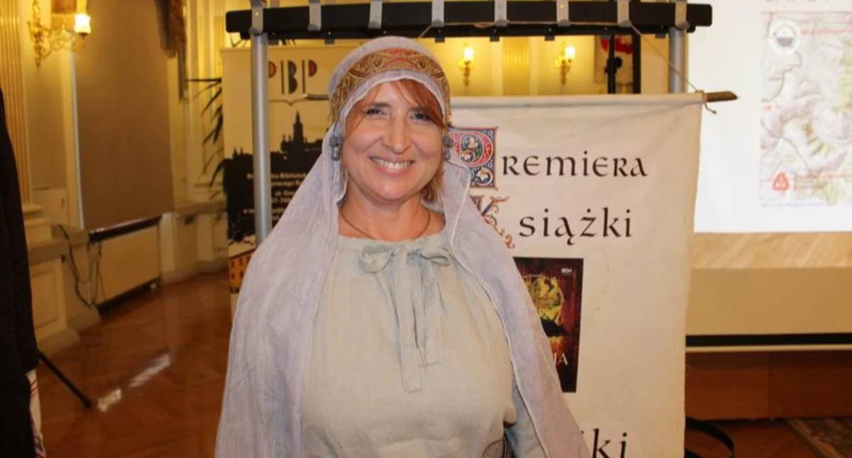 M. Maciewicz z wykształcenia jest polonistką i logopedką. Uznanie czytelników zdobyła jako popularyzatorka kultury słowiańskiej i autorka powieści z gatunku fantastyki słowiańskiej, jednocześnie mocno osadzonych w historii. Interesuje się zielarstwem, działa aktywnie w drużynie rekonstrukcyjnej Czarny Żmij. Jest autorką trylogii słowiańskiej („Wiedma”, „Kruki” i „Żmijątko”) i słowiańskiej literatury dla dzieci („Bajki pełne marzeń”, „Mali Słowianie. Opowiadania o dawnym świecie”). / FOT. U. GIEL