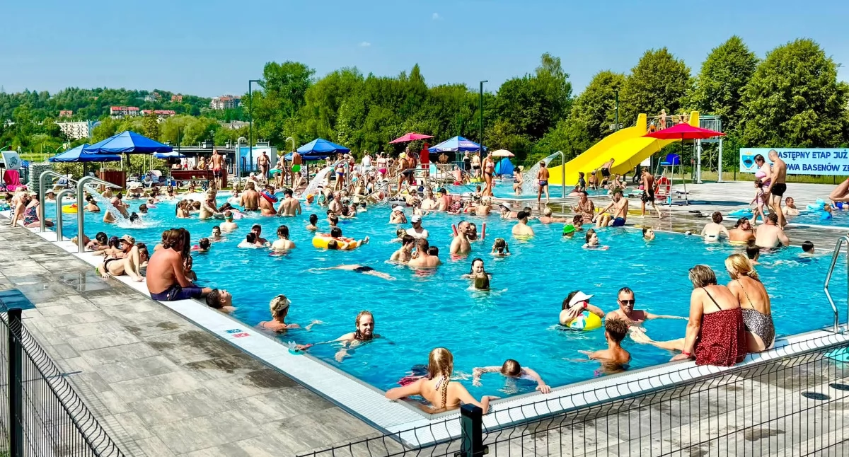 Prawie 66 tysięcy osób, ponad 1 mln 650 tys. zł zysku (na razie) – to najważniejsze liczby odnośnie funkcjonowania kompleksu basenów „Wodny Świat” w Przemyślu w wakacje. Fot. POSiR