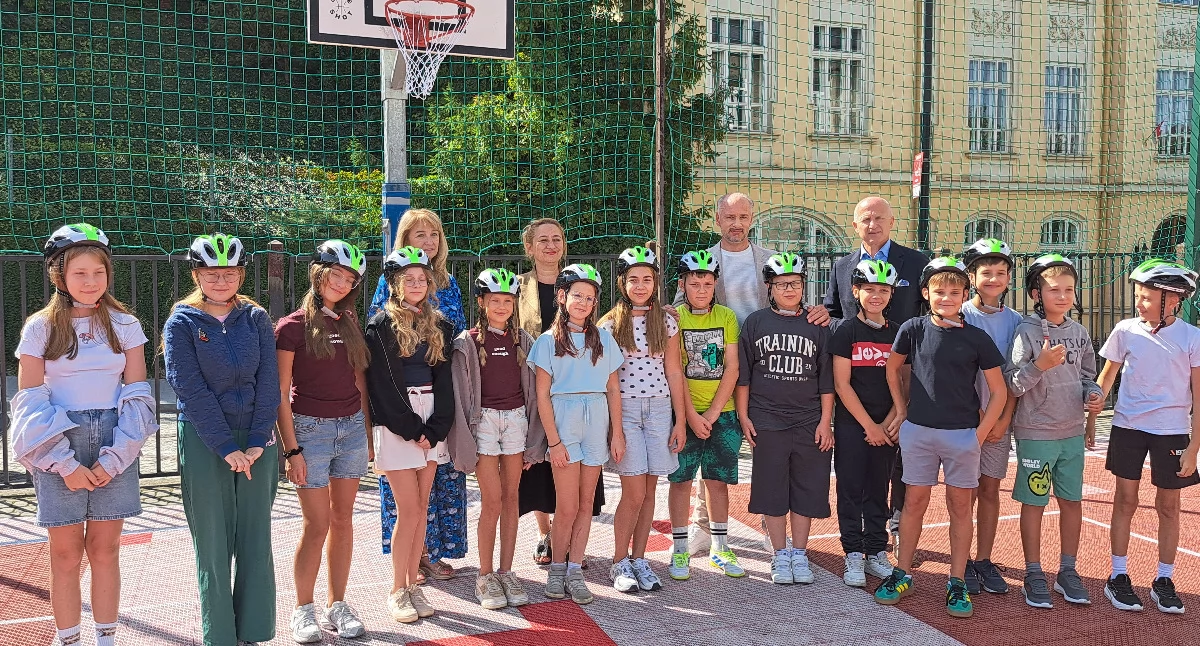 Kaski zakupione w ramach akcji mającej na celu poprawę bezpieczeństwa młodych uczestników ruchu drogowego uczniom przekazali uczniom Szkoły Podstawowej nr 1 II wicekurator oświaty Grzegorz Patruś i szef przemyskiej delegatury Kuratorium Oświaty w Rzeszowie Tomasz Dziumak, w towarzystwie dyrektor placówki Moniki Lach. / FOT. U. Gielo